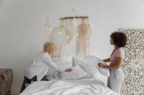 Hogyan kombináld az ágyneműhuzatot díszpárnával, pléddel